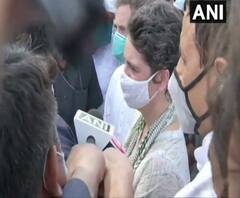 ‘ধর্মের কথা বলা সরকার এক বাবাকে নির্যাতিতা মেয়ের শেষকৃত্য পর্যন্ত করতে দিল না’, আক্রমণ প্রিয়ঙ্কা গাঁধীর 