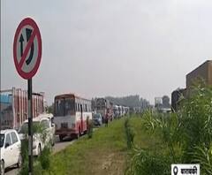 NH-28 पर लगा भीषण जाम, सड़क पर गाड़ियों की लंबी कतारें