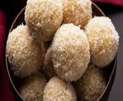 নারকেলের দামে হাফ সেঞ্চুরি, তবুও লক্ষ্মী পুজোয় বাড়ি বাড়ি চলছে নাড়ু তৈরির আয়োজন