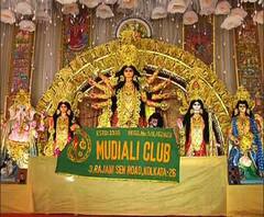 শারদ আনন্দ ২০২০: হাতে গ্লাভস, মুখে মাস্ক-ফেসশিল্ড পরেই মাকে বিদায়ের প্রস্তুতি মুদিয়ালিতে