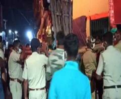 নলহাটিতে করোনা-বিধি না মেনে বিসর্জনের চেষ্টা, পুলিশ বাধা দেওয়ায় থানার সামনে প্রতিমা রেখে বিক্ষোভ