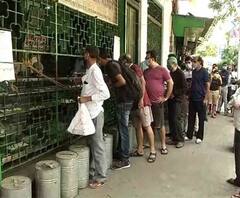 শারদ আনন্দ ২০২০: বিজয়ায় রসনা তৃপ্তিতে মজল বাঙালি, মিষ্টির দোকানের সামনে লম্বা লাইন