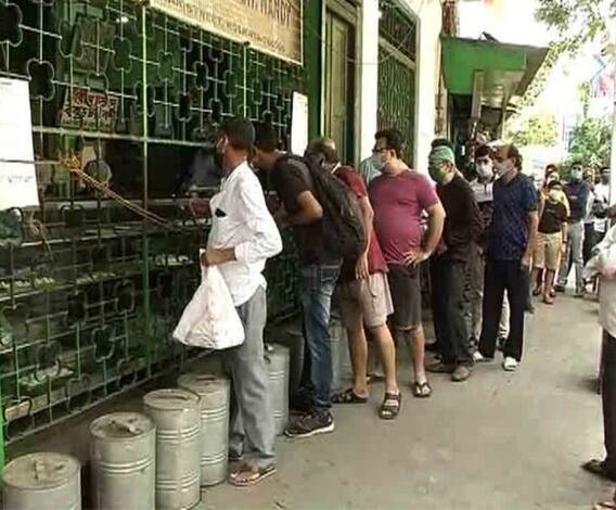 শারদ আনন্দ ২০২০: বিজয়ায় রসনা তৃপ্তিতে মজল বাঙালি, মিষ্টির দোকানের সামনে লম্বা লাইন