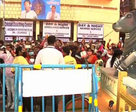 শারদ আনন্দ ২০২০: নবমীর সন্ধ্যায় চেনা ছবি শ্রীভূমি স্পোর্টিং এর পুজোমণ্ডপে, চলছে আরাধনা-দেবীদর্শনও