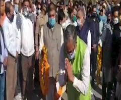 दो भाजपा नेताओं की दुर्घटना में हुई मौत,नेताओं के परिवार से मिले सीएम त्रिवेंद्र