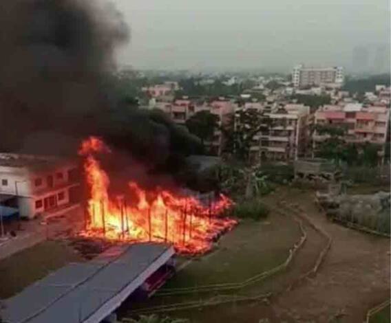 আনন্দ সকাল (১): ভয়াবহ অগ্নিকাণ্ডে পুড়ে ছাই সল্টলেক এফডি ব্লকের পুজো মণ্ডপ, 'ফরেন্সিক টেস্ট হবে' জানালেন দমকলমন্ত্রী 