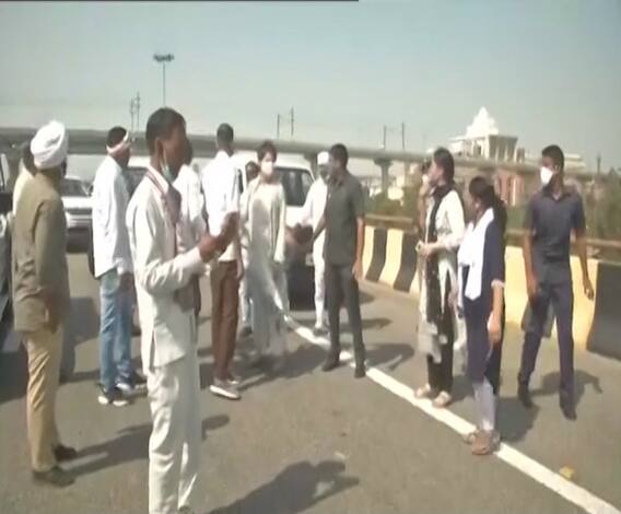 Hathras gangrape case | राहुल,प्रियंका गांधींचा ताफा पोलिसांनी रोखला; दोघांचाही हाथरसकडे पायी प्रवास