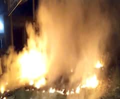 ग्रेटर नोएडा में एनजीटी के आदेशों की धज्जियां, खुलेआम कूड़े में लगाई जा रही आग