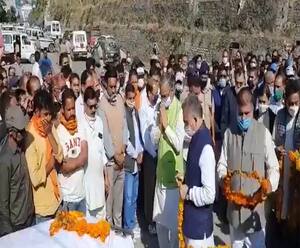 Chamoli: दुर्घटना में हुई BJP नेताओं की मौत, परिवार से मिलने पहुंचे CM Rawat| Uttarakhand Prime 