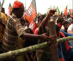 হেস্টিংসে বিজেপির জমায়েতে অর্জুন-লকেট, বিদ্যাসাগর সেতুতে ওঠার সমস্ত পথ আটকে তৈরি পুলিশ