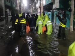 हैदराबाद में भारी बारिश ने मचाई तबाही, बोल्डर गिरने से कई लोगों की हुई मौत | Namaste Bharat