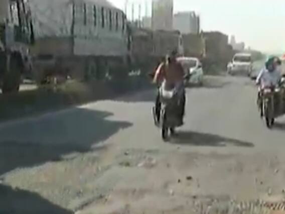  રાજકોટના ગોંડલ રોડ પર ખાડાઓથી લોકો પરેશાન, જુઓ વીડિયો