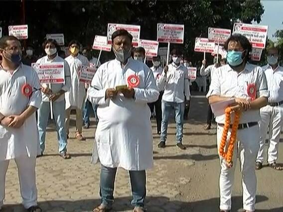 રાજકોટમાં ટ્યૂશન ક્લાસિસ શરૂ કરવાની મંજૂરી આપવાની માંગ સાથે મૌન રેલી યોજાઇ