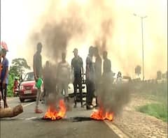ব্যারাকপুরে ১২ ঘণ্টার বনধের শুরুতেই অশান্তি, একাধিক জায়গায় অবরোধ, রাস্তায় আগুন জ্বালিয়ে বিক্ষোভ