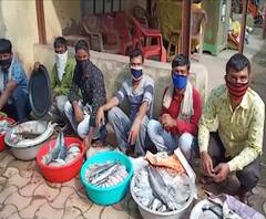 नवी मुंबईत मनसेचा परप्रांतीय मासेविक्रेत्यांना दणका; 25-30 मासेविक्रेत्यांना पकडून पोलिसांकडे सोपवलं