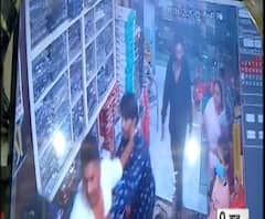 Jalaun: CCTV में कैद दुकानदार के अपहरण की LIVE तस्वीरें| GangaPrime|ABPGanga 