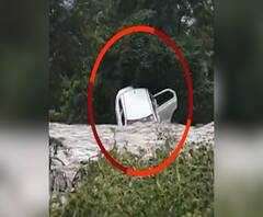 #MahaFloods सोलापूरमध्ये पाण्यात वाहून जाणाऱ्या नागरिकाला वाचवण्यात यश, पूर आलेल्या पुलावरून जाण्याचा प्रयत्न