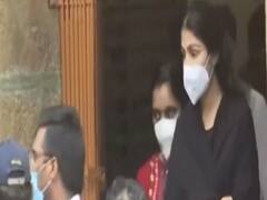 Rhea को मिली बेल, हाईकोर्ट ने कहा-'रिया के ड्रग्स की तस्करी या बिजनेस करने का सबूत नहीं'