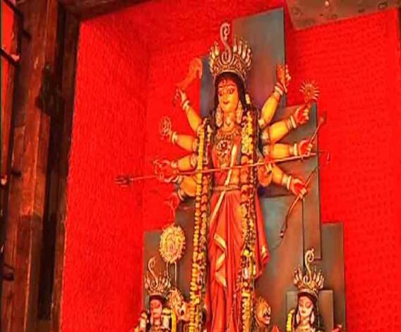 শারদ আনন্দ ২০২০: সন্তোষপুর ত্রিকোণ পার্কে দূরত্ববিধি মেনেই হল নবমীর পুষ্পাঞ্জলি