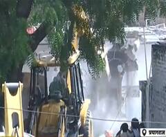 Prayagraj: छोटा राजन गिरोह के शार्प शूटर बच्चा पासी के महल पर चला प्रशासन का बुलडोजर| Ganga Dopahar