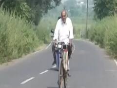 महामारी के बीच लोगों के घर-घर जा इलाज कर रहे 87 साल के एक डॉक्टर