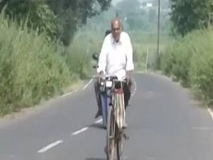 महामारी के बीच लोगों के घर-घर जा इलाज कर रहे 87 साल के एक डॉक्टर