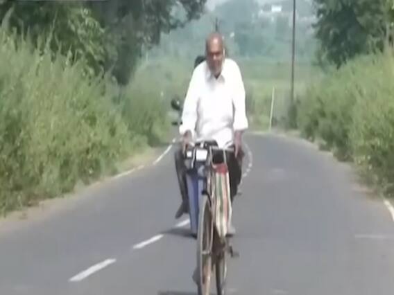 महामारी के बीच लोगों के घर-घर जा इलाज कर रहे 87 साल के एक डॉक्टर