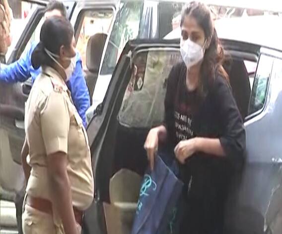 Rhea Chakraborty gets bail | नियम मोडून रियाचा पाठलाग केल्यास कारवाई अटळ : पोलीस