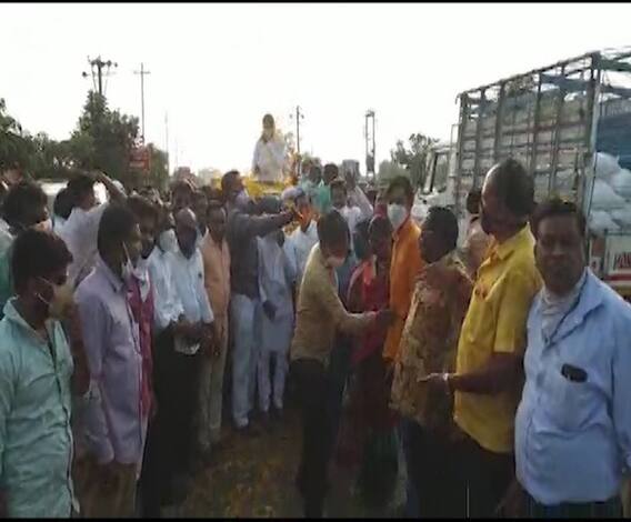 Hingoli | कोरोनामुक्त भाजप आमदार तान्हाजी मुटकुलेंच्या स्वागतावेळी Social Distancing चा फज्जा