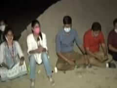 Hathras Case: कौन है यह 'ऊपरवाला' जो मीडियकर्मियों को गांव के भीतर जाने से रोक रहा है? | घंटी बजाओ