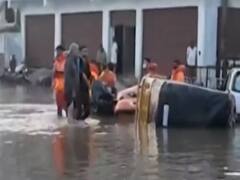 Hyderabad में Balapur झील का हिस्सा टूटा, NDRF की टीम जुटी राहत कार्य में 