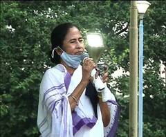 'মন্দির-মসজিদ-গির্জা-গুরুদ্বার নিয়ে আমরা রাজনীতি করি না', উত্তরপ্রদেশে দুর্গাপুজো বন্ধ প্রসঙ্গে যোগী আদিত্যনাথকে আক্রমণ মমতার