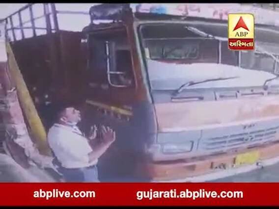 રાજકોટ-ગોંડલ હાઈવે પર ભરૂડી ટોલટેક્સ પાસે એક ટ્રક ચાલકે ટેક્સ ન ભરવા માટે તલવાર કાઢીને કર્મચારીને મારવાનો કર્યો પ્રયાસ 