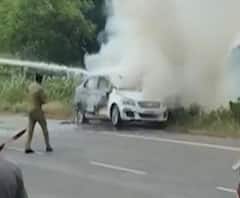 Nashik Car on Fire | नाशिक-आग्रा महामार्गावर धावती कार पेटली, चालकासह कार आगीत जळून खाक