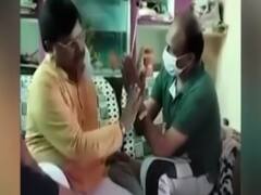 Shivraj Singh Chauhan के मंत्री ने Congress नेता के चरणों में 