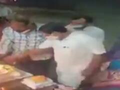 અમદાવાદઃ ભાજપના વોર્ડ પ્રમુખે ઉડાવ્યા સોશિયલ ડિસ્ટન્સના ધજાગરા, રસ્તા પર કરી જન્મદિવસની ઉજવણી