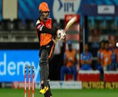 আইপিএল ২০২০: ঋদ্ধির ব্যাটে জয়ের পর টিম হায়দরাবাদে সেলিব্রেশন, কেক নিয়ে সতীর্থদের মাখালেন ওয়ার্নার