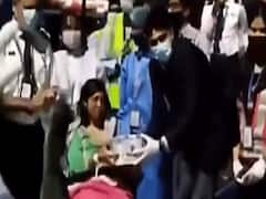 फ्लाइट में हुआ बच्चे का जन्म, एयरपोर्ट पर हुआ जोरदार स्वागत