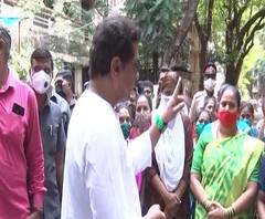 डोंगरीतील कोळी महिला 'कृष्णकुंज'वर; अवैध परप्रांतीय मासेविक्रेत्यांना हटवण्याची राज ठाकरेंकडे मागणी