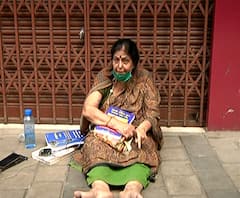 Agitation for Marathi | मराठीसाठी शोभा देशपांडे यांचा ठिय्या, मनसे नेते संदीप देशपांडे भेटीला