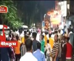 বিধি না মেনে বিসর্জনের চেষ্টা, নলহাটিতে পুলিশ আটকালে থানার সামনে প্রতিমা রেখে বিক্ষোভ