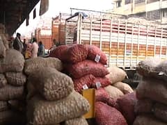 Delhi: Reason behind rising onion prices | Ground report from Azadpur market 