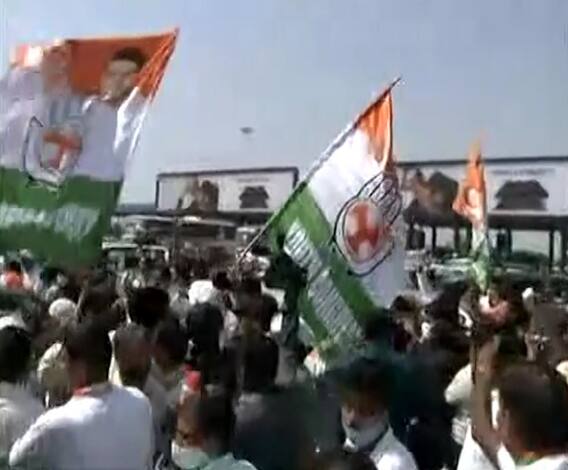 UP Hathras gangrape case | राहुल, प्रियंका गांधींचा ताफा यमुना एक्स्प्रेस वेवर पोलिसांनी रोखला