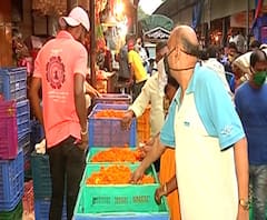 Dussehra 2020 | कोरोनामुळे दादर मार्केटमध्ये ग्राहकांची गर्दी नाही; अतिवृष्टीमुळे फुलांचे दर गगनाला