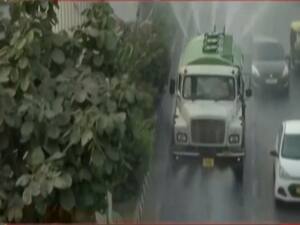 Delhi's overall AQI reaches 347, EDMC's water sprinklers in action | Anand Vihar 