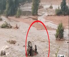 Jhansi में बने बाढ़ जैसे हालात, पानी के सैलाब में बहा ट्रैक्टर| ABPGanga 