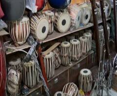 कोरोनाचा तंतूवाद्य व्यवसायाला मोठा फटका, मिरजेतील वाद्य बनवणारे कारागीर संकटात, लाखोंचं नुकसान