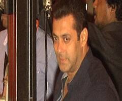 #RepublicTV आणि #TimesNow विरोधात याचिका, करण जोहर, यशराज फिल्म्स आणि तीन खान यांचा समावेश