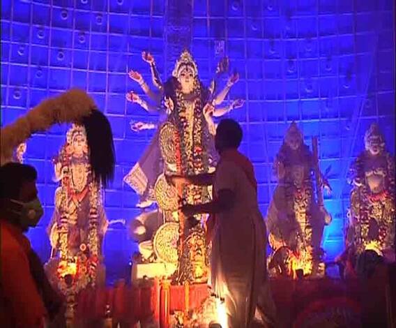 শারদ আনন্দ ২০২০: মহিষবাথান নবজাগরণ সঙ্ঘের মণ্ডপ জুড়ে তুলে ধরা হয়েছে গ্রাম্য পরিবেশকে