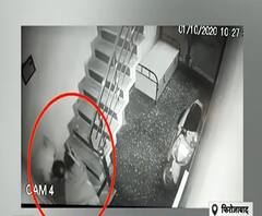 Firozabad: मंदिर का पुजारी निकला हैवान, पत्नी पर की लात और घूसों की बरसात| Ganga Prime | ABP Ganga